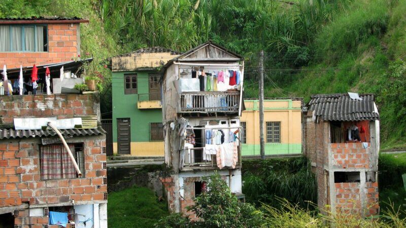 Obras de construcción de viviendas nuevas para familias afectadas por un desastre en Chocó