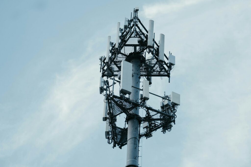 Antena de telecomunicaciones utilizada para prestar servicios de conectividad móvil