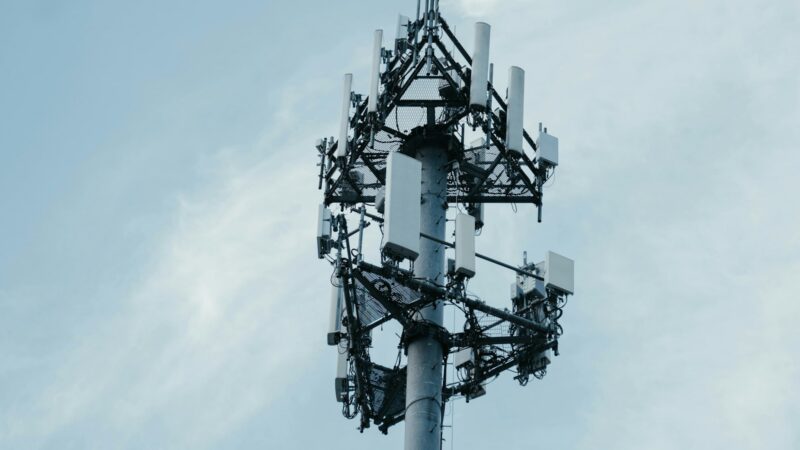 Antena de telecomunicaciones utilizada para prestar servicios de conectividad móvil