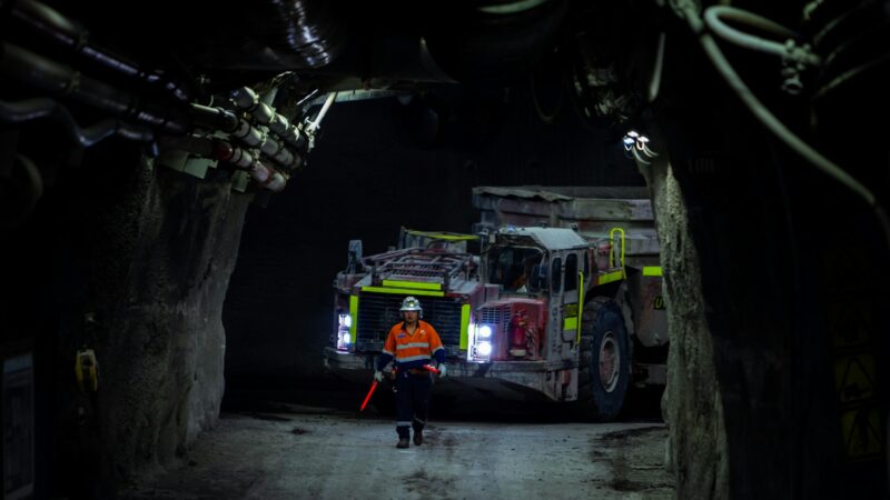 Equipos de rescate trabajan en una operación dentro de una mina
