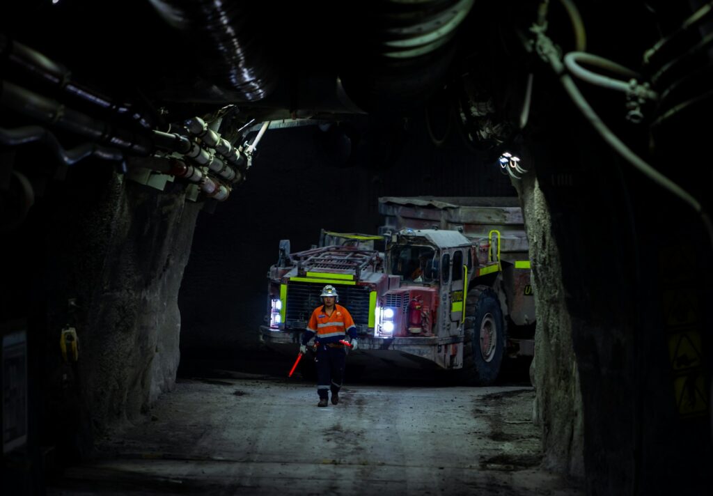 Equipos de rescate trabajan en una emergencia ocurrida en una zona minera