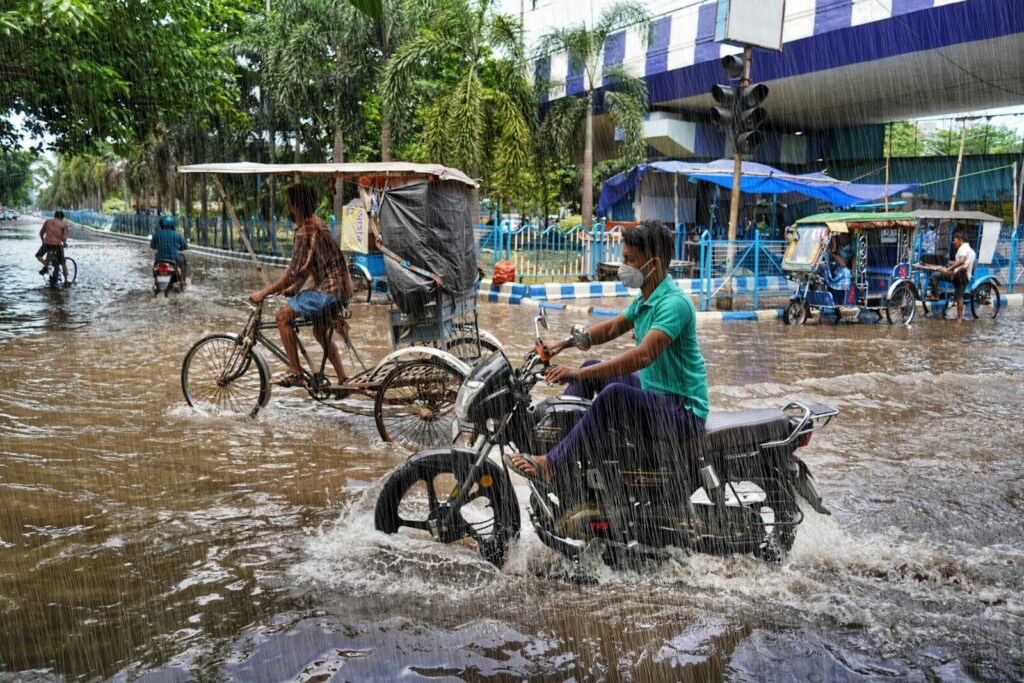Calle anegada en Estambul durante las fuertes lluvias, con vehículos atrapados por el agua