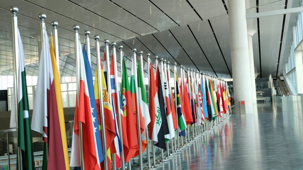 Representantes de dos países en una reunión diplomática bilateral.