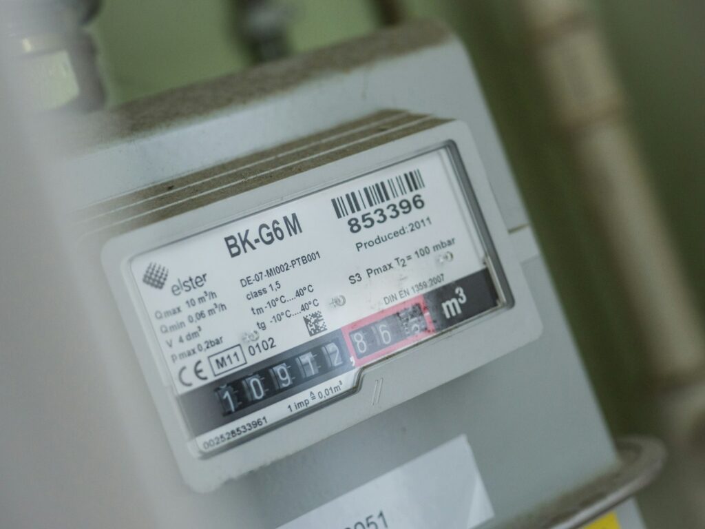 Medidor eléctrico y redes de distribución que representan el consumo de energía