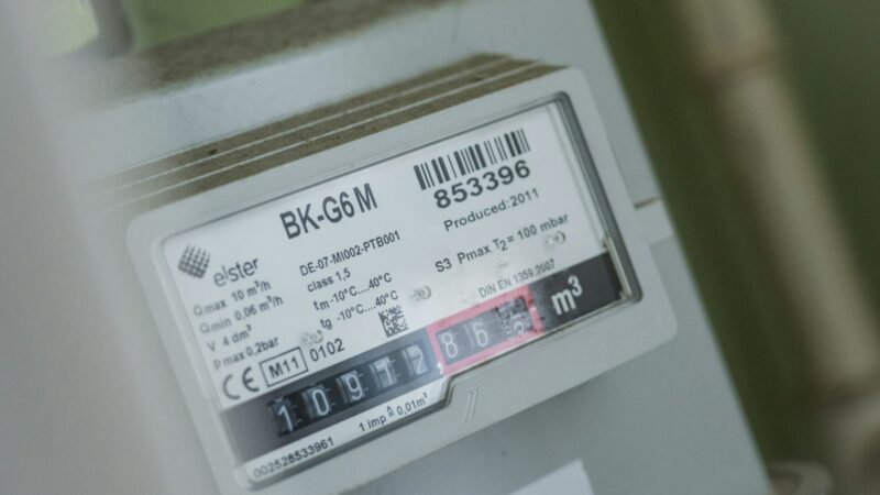 Medidor eléctrico y redes de distribución que representan el consumo de energía