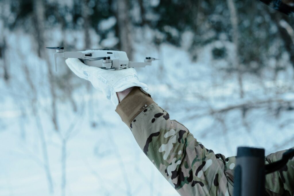 Dron utilizado para vigilancia sobre un paisaje, en referencia al aumento de ataques con aeronaves no tripuladas en Colombia