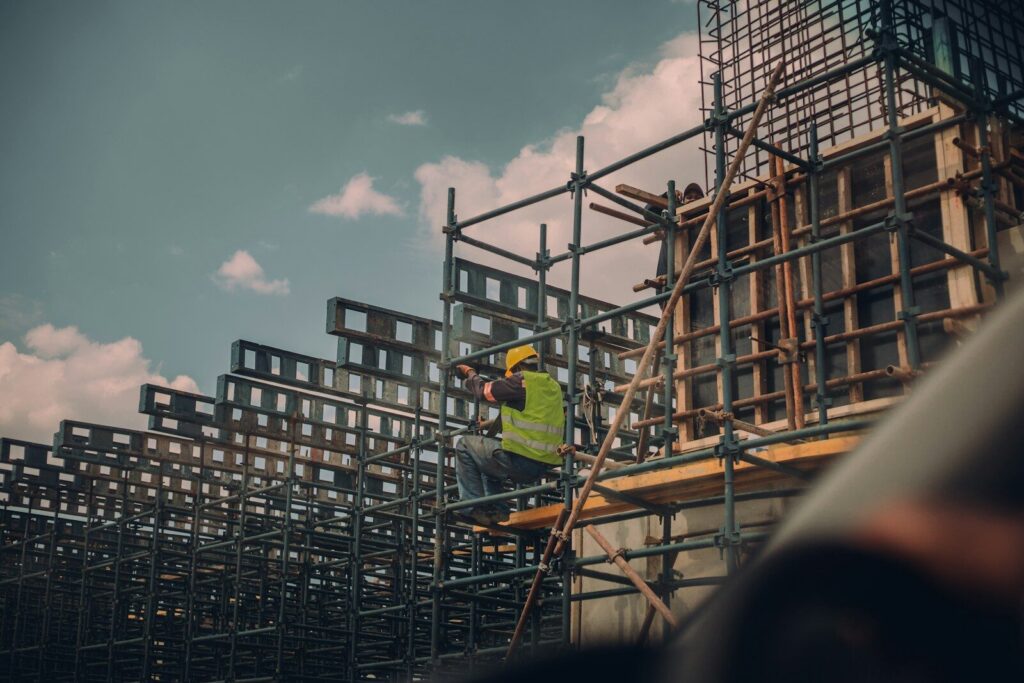 Trabajadores y tecnología digital en una obra de construcción durante un proceso de innovación
