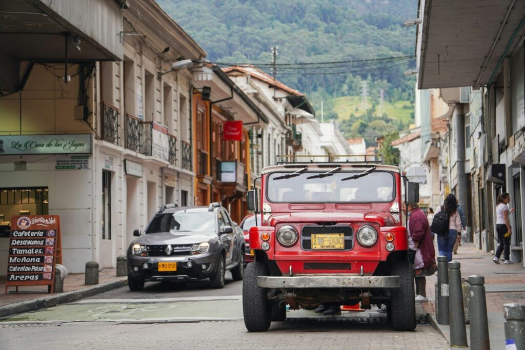 Tráfico y transporte público circulando por una vía urbana de Bogotá