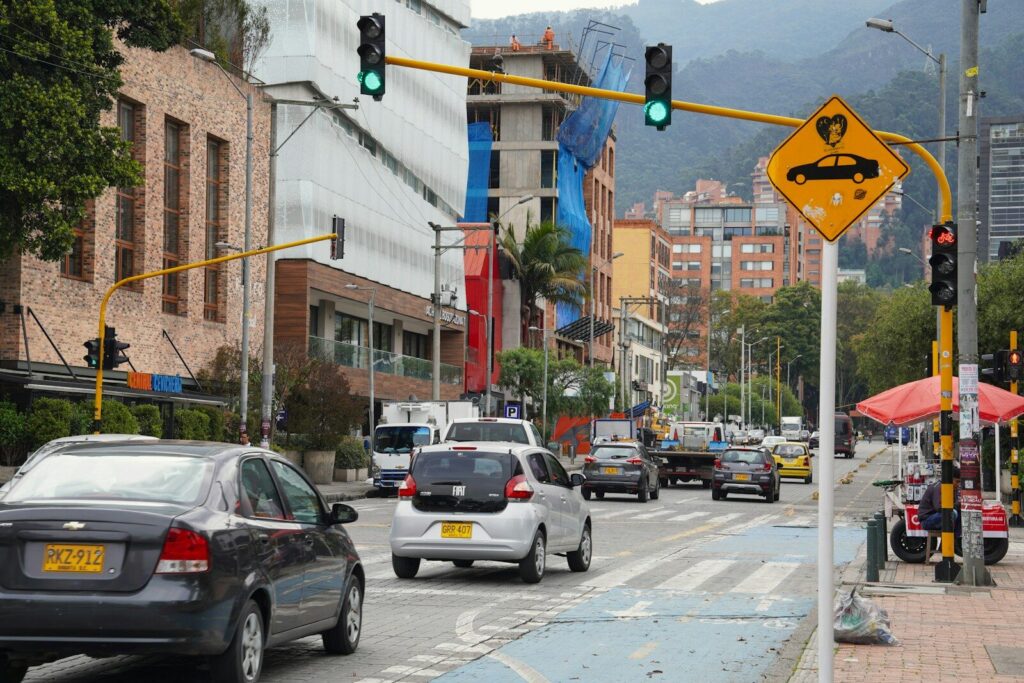 Calle urbana de Bogotá durante una jornada lluviosa y nublada