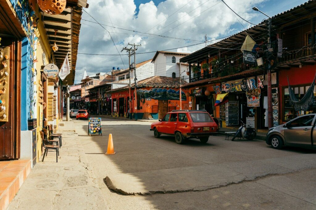 Vista de una calle en un municipio colombiano; en La Unión, Antioquia, se investiga un presunto abuso sexual contra una mujer de 83 años.
