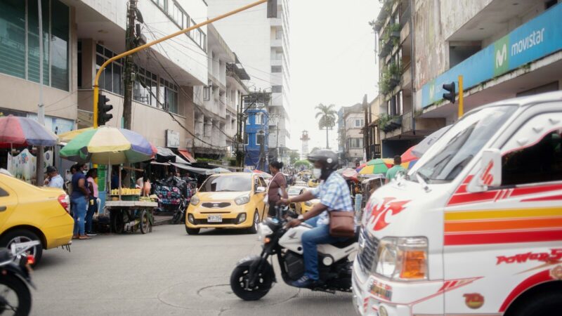 Manifestación ciudadana con presencia de la Policía en una calle urbana