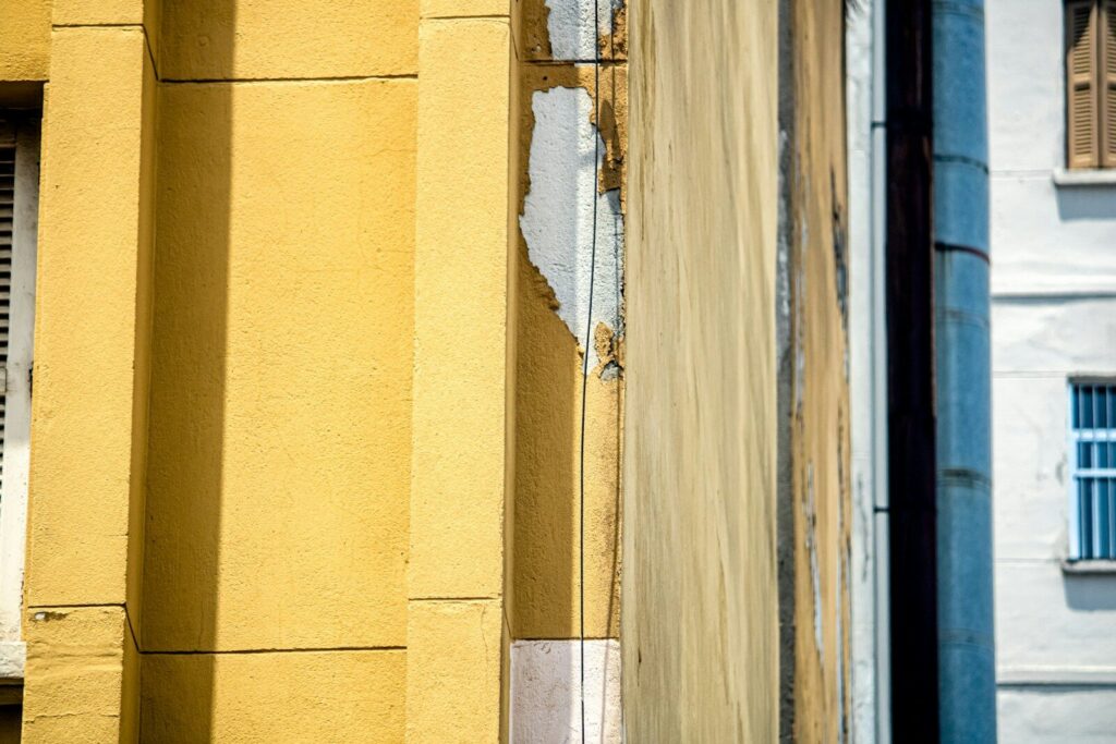 Edificios con daños estructurales luego de un terremoto