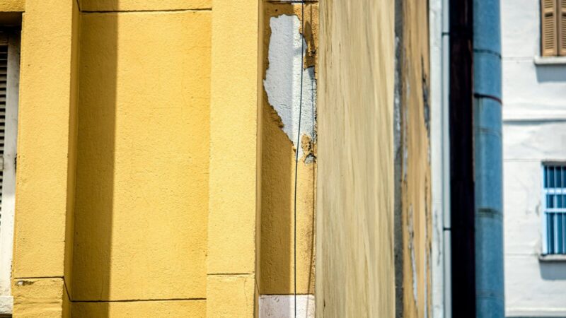 Edificios con daños estructurales luego de un terremoto