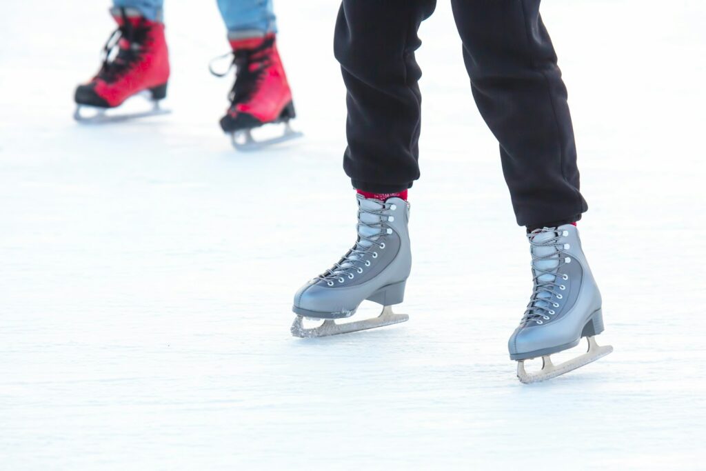 Familias patinando en una pista de hielo durante una actividad de entretenimiento