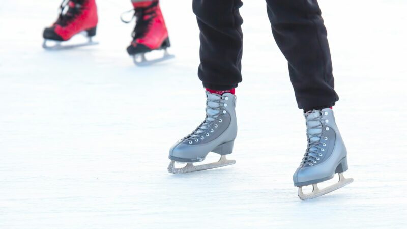 Familias patinando en una pista de hielo durante una actividad de entretenimiento