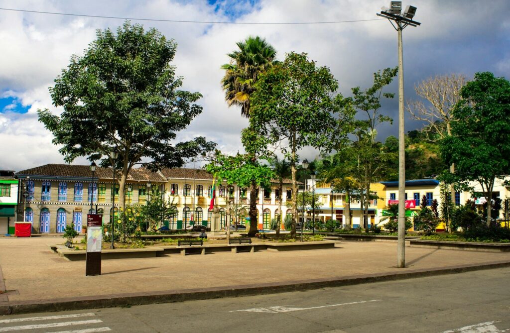 Surtidores de combustible en una estación de servicio, relacionados con el precio de la gasolina y el ACPM