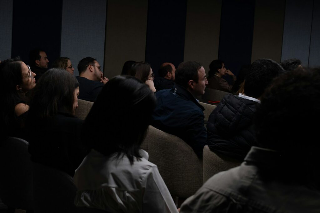 Empleados reunidos en una oficina bancaria durante una jornada de trabajo