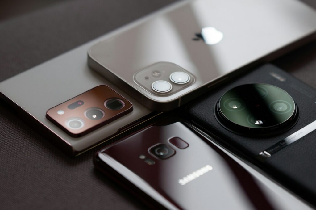 Teléfono inteligente de gama alta con módulo de cámaras traseras, imagen referencial de la línea OPPO Find X10.