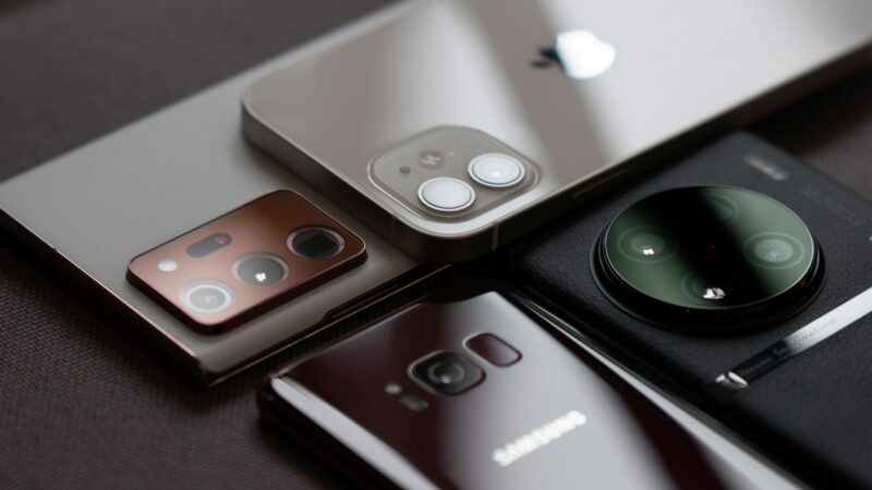 Teléfono inteligente de gama alta con módulo de cámaras traseras, imagen referencial de la línea OPPO Find X10.