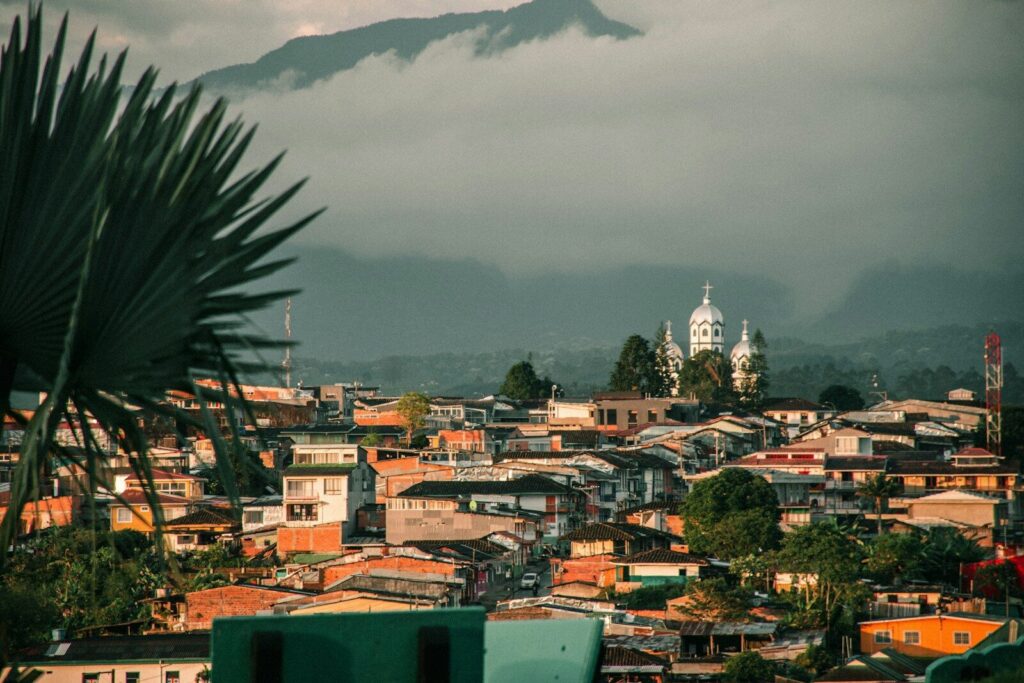 Comunidad indígena colombiana reunida en un territorio ancestral