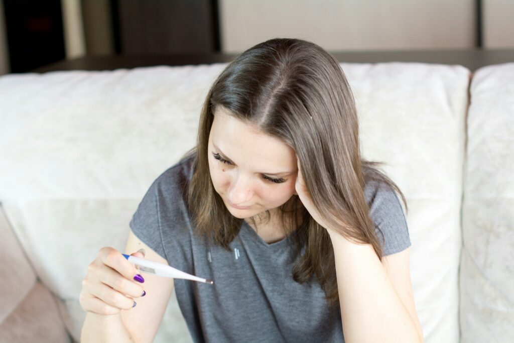 Mujer realizando una prueba médica de autotoma en su hogar