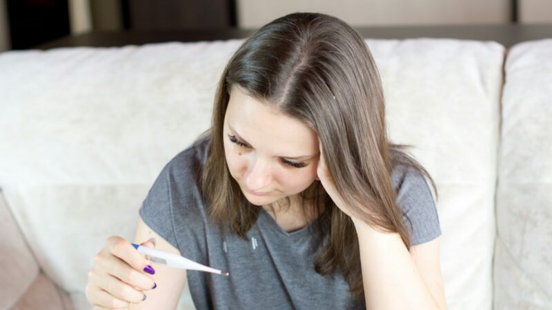 Mujer realizando una prueba médica de autotoma en su hogar