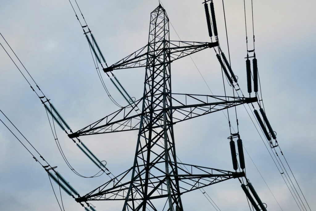 Torres de transmisión eléctrica, rubro con la mayor presión inflacionaria entre la canasta energética en Colombia