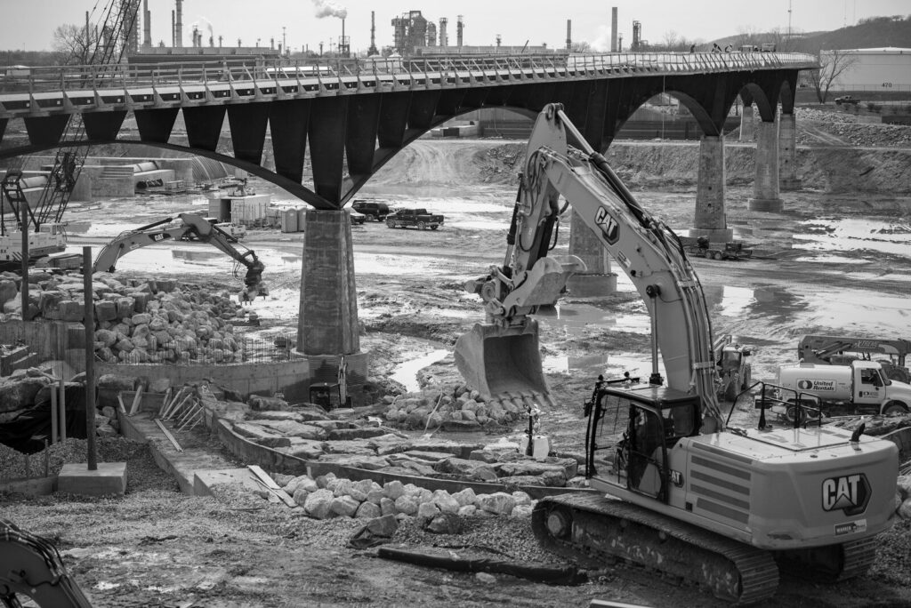 Puente urbano de concreto con maquinaria pesada durante su desmontaje