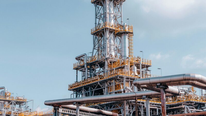 Instalaciones industriales y de generación eléctrica asociadas a operaciones petroleras y mineras