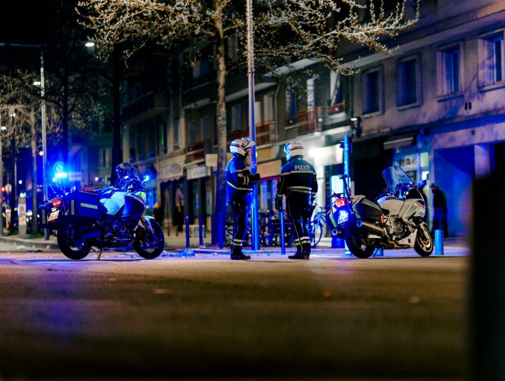 Imagen conceptual de una investigación policial relacionada con casos de extorsión en una ciudad
