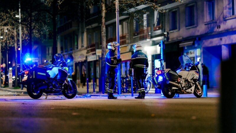 Imagen conceptual de una investigación policial relacionada con casos de extorsión en una ciudad
