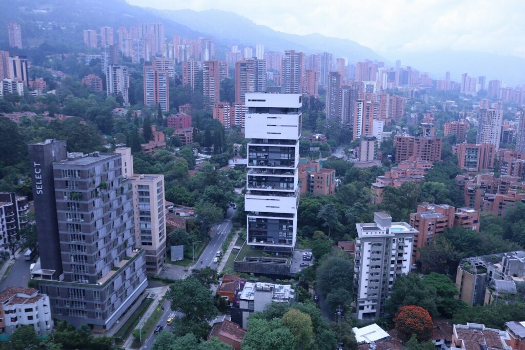 Personas reciben orientación sobre alternativas de financiación en una entidad cooperativa
