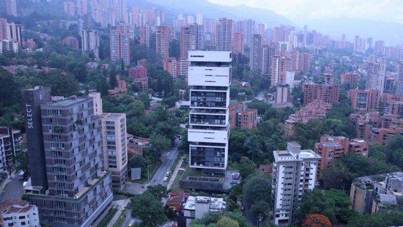 Personas reciben orientación sobre alternativas de financiación en una entidad cooperativa