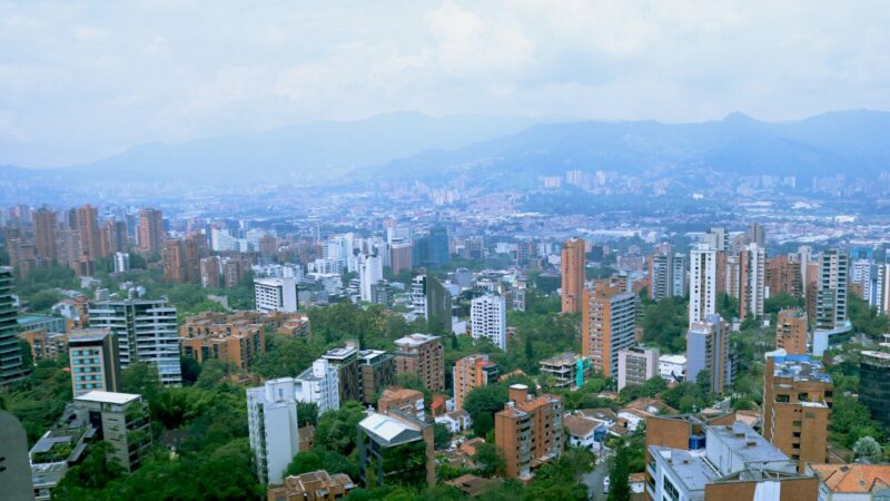 Trabajador revisando billetes y documentos relacionados con su salario