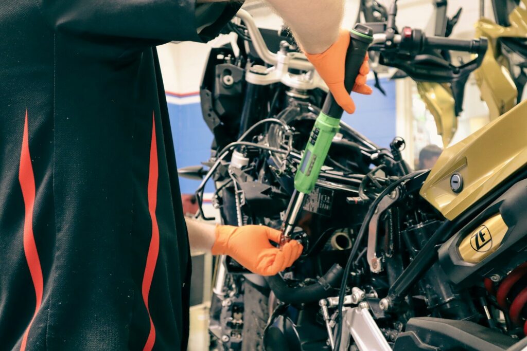 Motocicletas se ensamblan en una línea de producción.