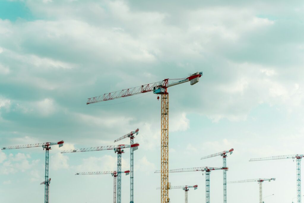 Edificios de vivienda en construcción con grúas en una zona urbana