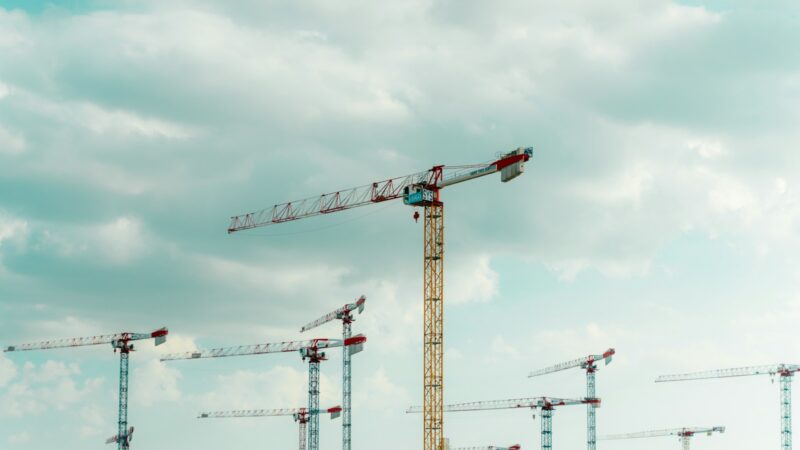 Edificios de vivienda en construcción con grúas en una zona urbana