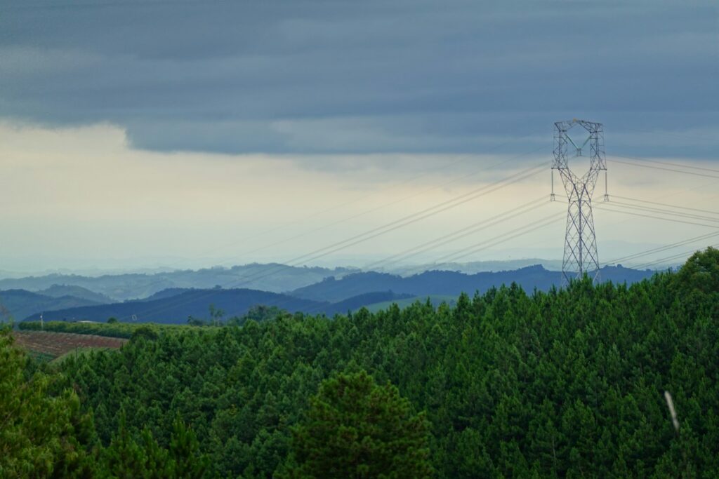 Torres y líneas de transmisión eléctrica en un paisaje brasileño