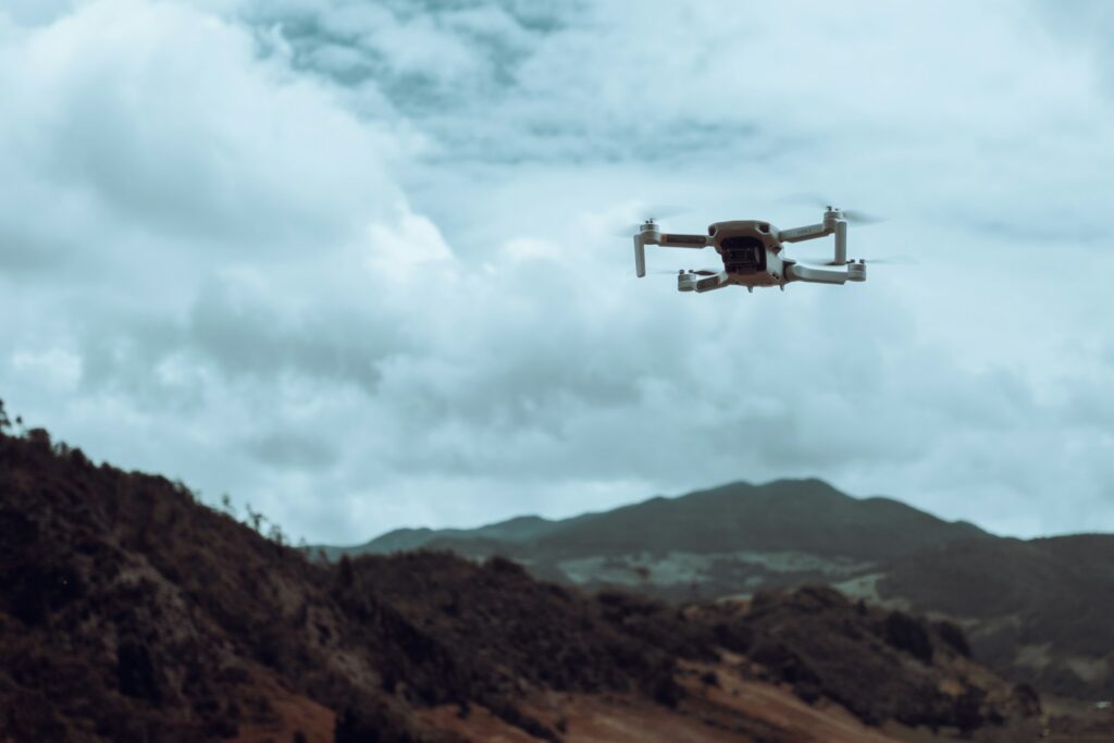 Dron sobre un paisaje rural asociado con operaciones militares y conflicto armado