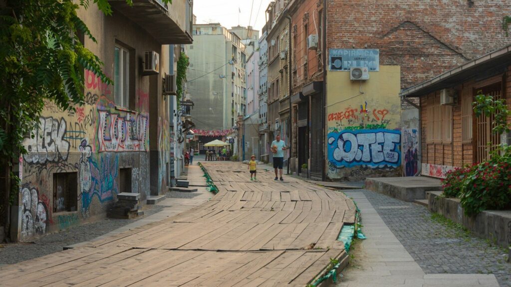 Edificios y una calle afectados por un terremoto