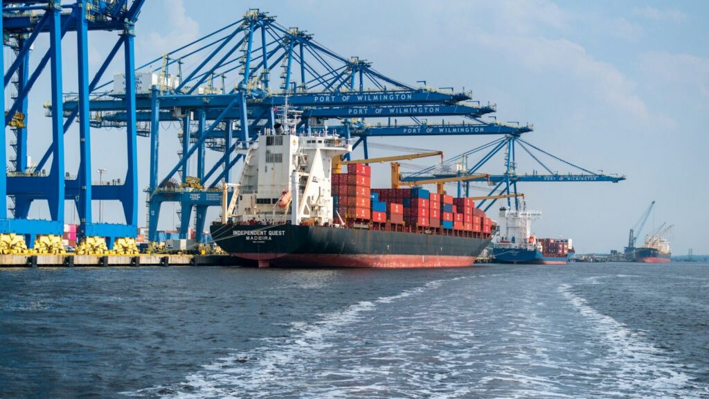 Cargamento de carbón preparado para ser transportado desde un puerto comercial