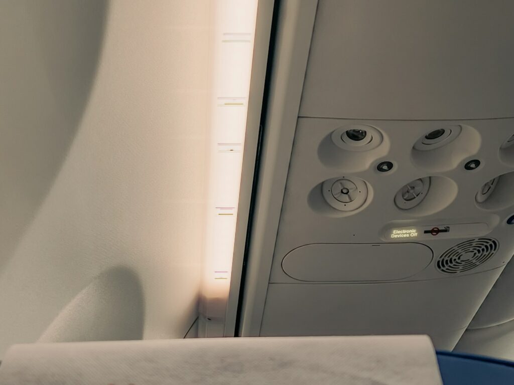 Interior de un baño de avión comercial