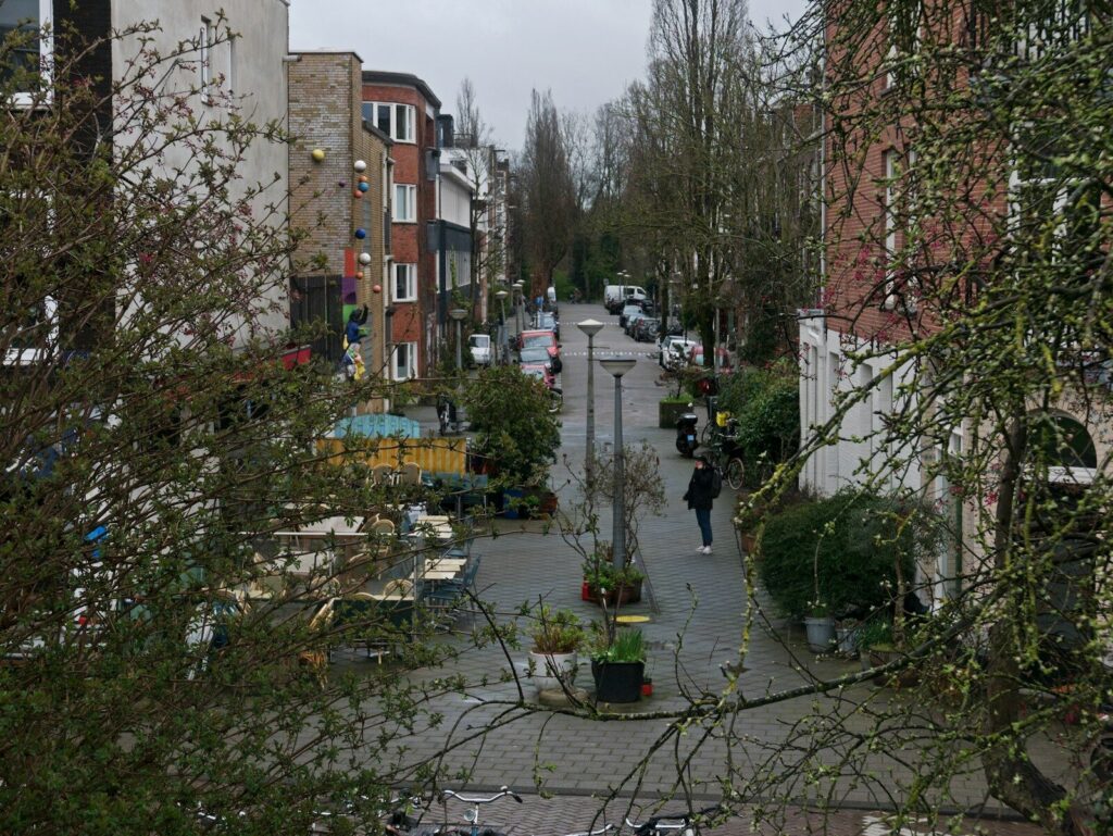 Calle residencial durante una lluvia intensa, imagen genérica de las condiciones generadas por el fenómeno.