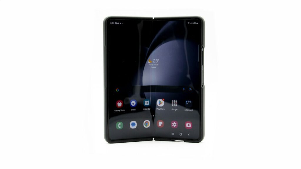 Ilustración de un celular plegable de Apple, formato del nuevo iPhone Duo, del que se conocieron precios preliminares en Colombia