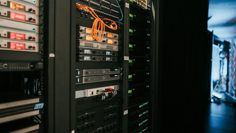 Equipos de red y cables de fibra óptica en una infraestructura tecnológica