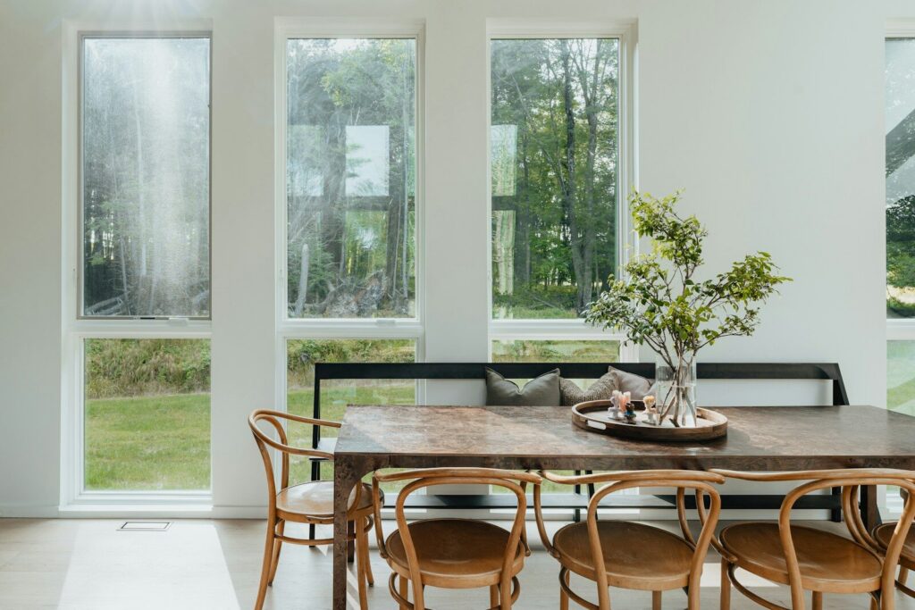 Mesa de comedor despejada, con iluminación cálida y objetos ordenados.