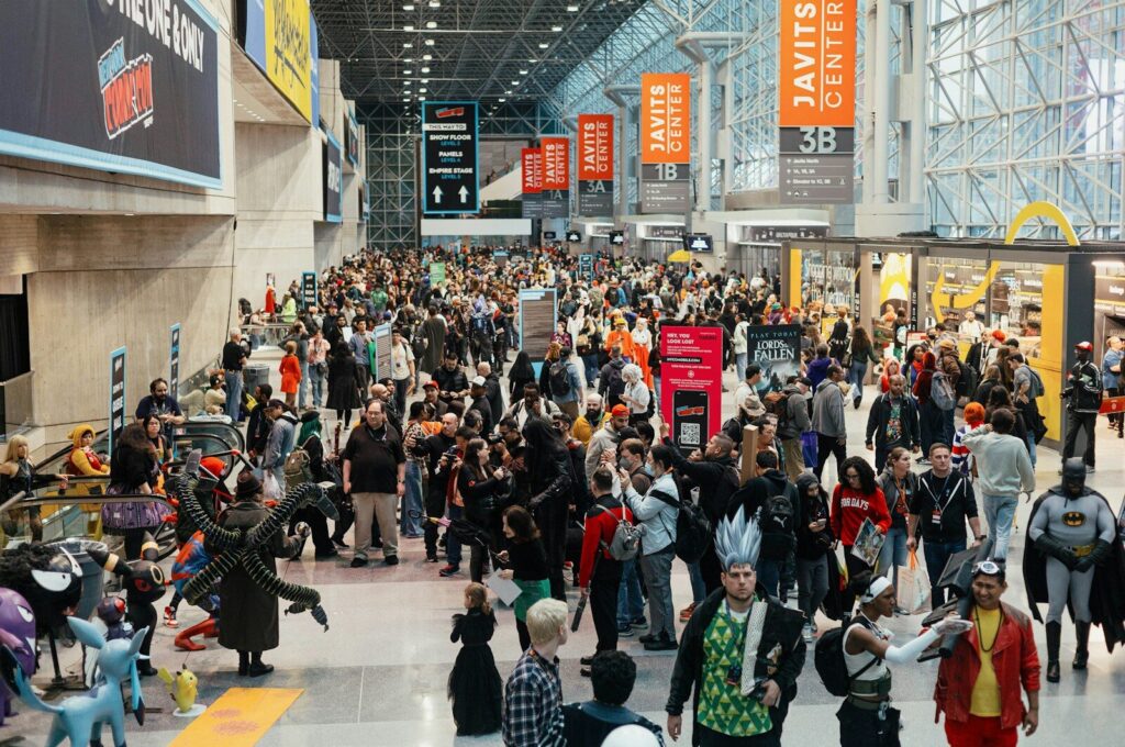 Asistentes participan en una convención de anime, videojuegos y cosplay