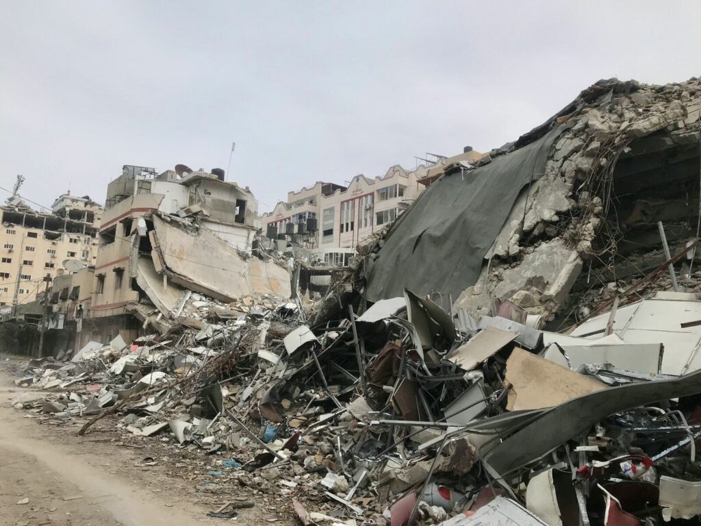 Personas abandonan edificios en una ciudad tras un sismo, con carácter preventivo en las calles.