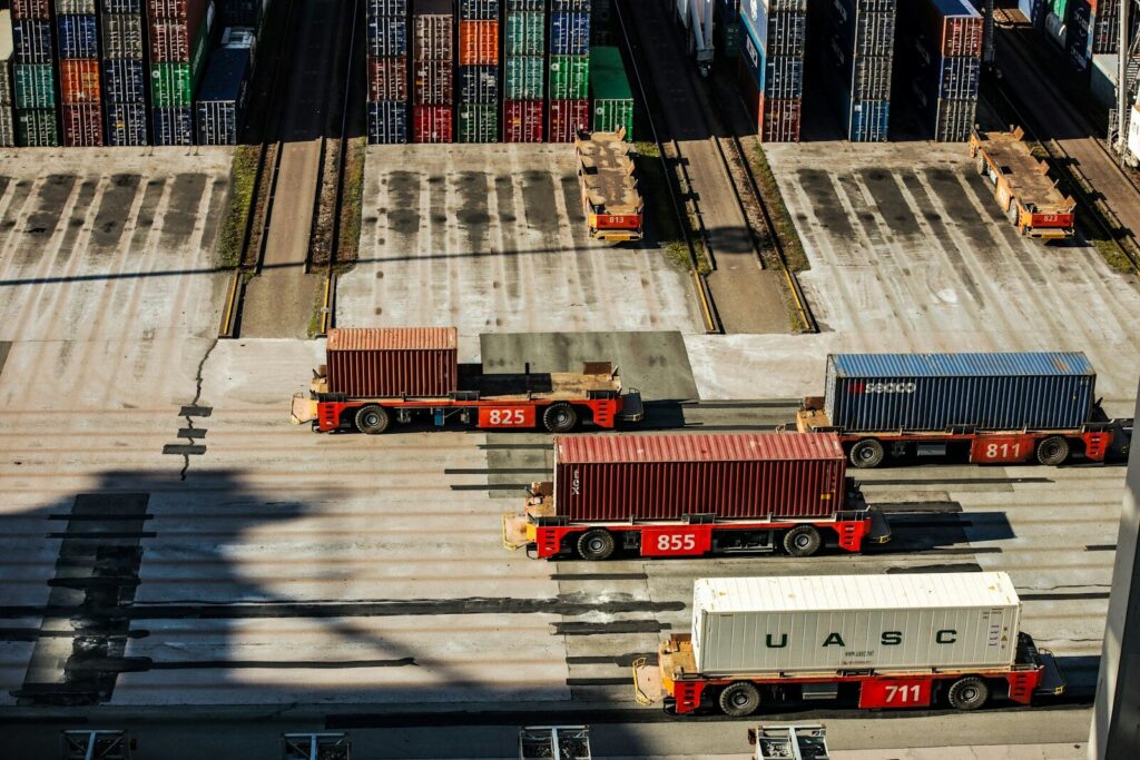 Contenedores de carga apilados en una terminal portuaria durante una operación de comercio internacional