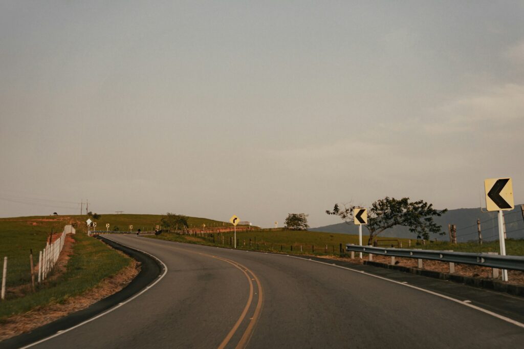 Vehículos circulando por una carretera durante un viaje de temporada